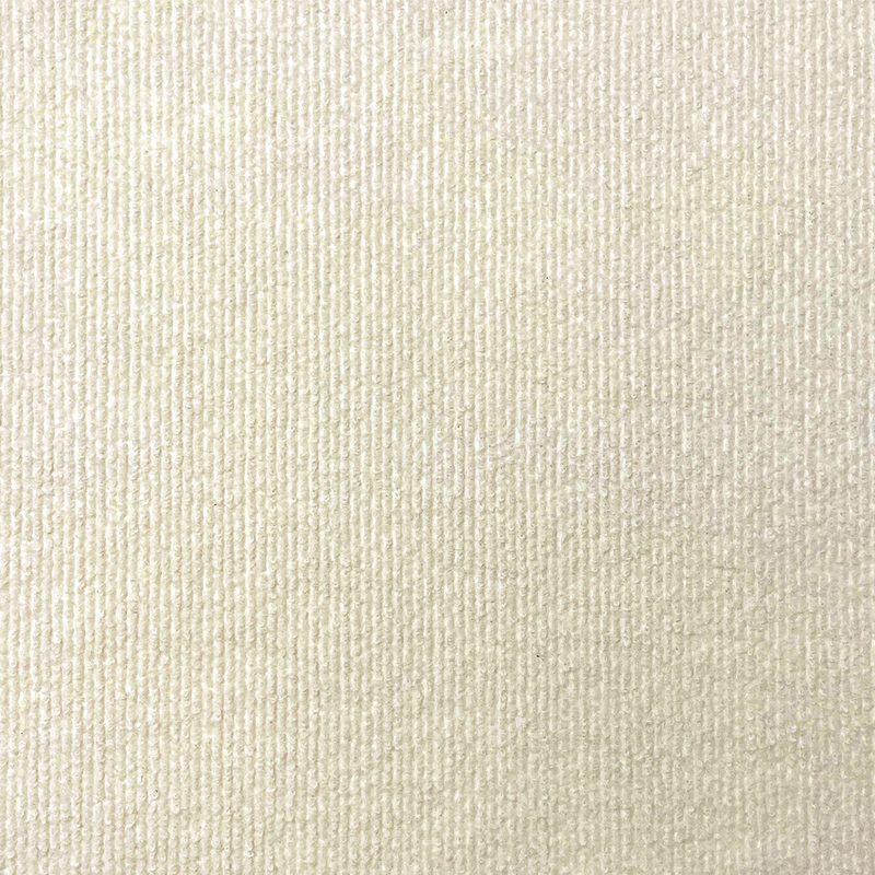 Samoprzylepna mata do drapania dla kota w kolorze mlecznobiałym, zapewniająca ochronę przed schodami